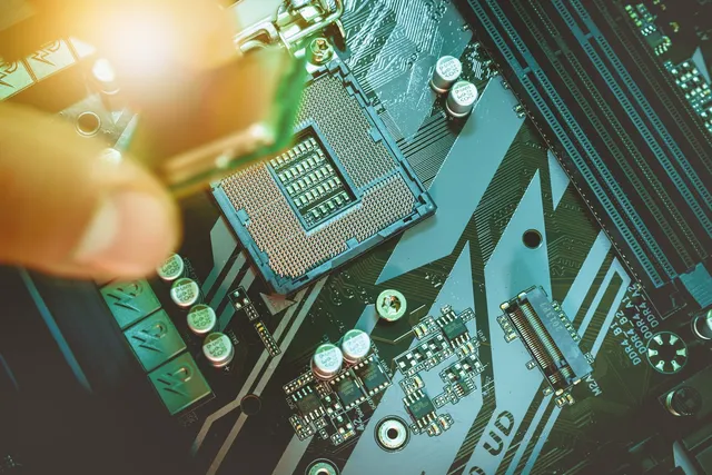 Manutenção de hardware pela equipe técnica da Ícone